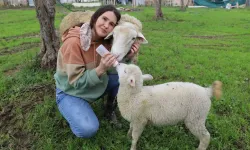 Acil serviste hastalara, çiftlikte hayvanlara şifa dağıtıyor