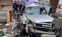 Sürücü direksiyon hakimiyetini kaybederek hastanenin güvenlik kulübesine çarptı