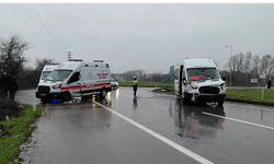 Ambulans ile servis minibüsü çarpıştı: 10 kişinin yaralandığı kaza kamerada