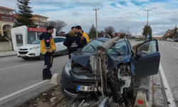 Nöbetten Çıkan Sağlık Çalışanı Direğe Çarpan Otomobilde Yaralandı