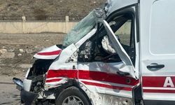 Ambulans ile tır çarpıştı: 2 sağlık personeli yaralandı