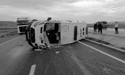 Devrilen ambulanstaki 3 sağlık personeli yaralandı