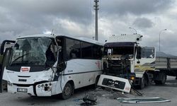 Karaman'da İşçi Servisi ile Tır Çarpıştı: 12 Kişi Yaralandı, Yaralılar Hastaneye Kaldırıldı