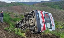 Ambulans şarampole devrildi: 3 sağlık personeli yaralandı