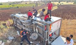 Kızılay'ın aracı devrildi: 1'i doktor, 4 yaralı