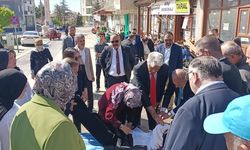 Konya'da Tören Sırasında Fenalaşan Öğrenciye Doktor Belediye Başkanı Müdahale Etti