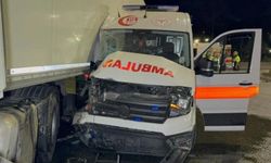Ambulans ile TIR çarpıştı: 6 yaralı