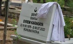 Mezar taşında bir doktor önlüğü! Tam 4 yıl oldu