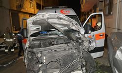 Hasta taşıyan ambulans kaza yaptı: 3 sağlık çalışanı yaralandı
