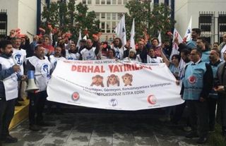 Sağlıkçılarından kırmızı kartlı protesto
