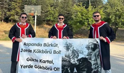 ODTÜ öğrencilerinin mezuniyet törenine yaratıcı pankartlar damga vurdu