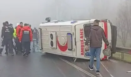 Devrilen ambulanstaki 3 sağlık personeli yaralandı