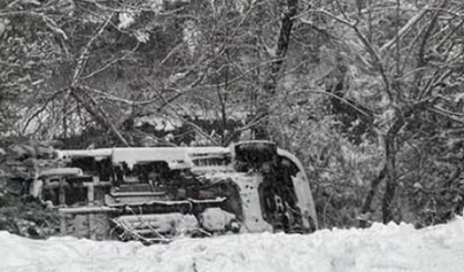 Ambulans şarampole devrildi, 3 sağlık personeli yaralandı