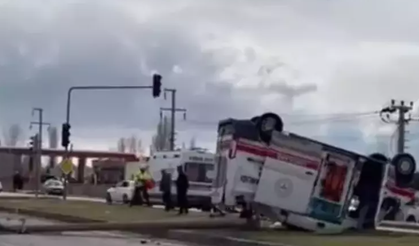 Niğde Bor'da ambulans ile hafif ticari araç çarpıştı: 3 sağlık çalışanı yaralandı