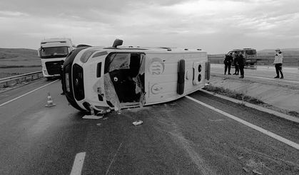 Devrilen ambulanstaki 3 sağlık personeli yaralandı