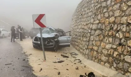 Doktor çift ve çocuklarının bulunduğu otomobil, tır ile çarpıştı: 1 ölü, 3 yaralı