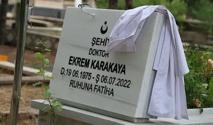 Mezar taşında bir doktor önlüğü! Tam 4 yıl oldu
