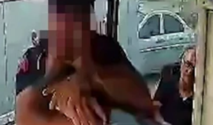 Yol verme kavgasında ambulans şoförü otobüse daldı