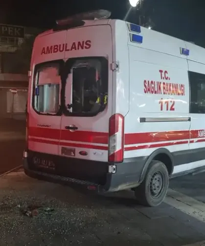 Yolda Yürüyen Kişi Durduk Yere Ambulansın Camını Kırdı