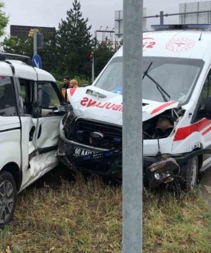 Ambulans ile panelvan araç çarpıştı: 3 yaralı