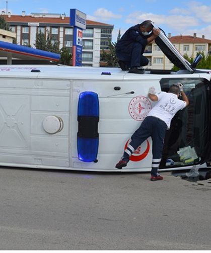 Ambulans Kaza Yaptı. Yaralılar Var