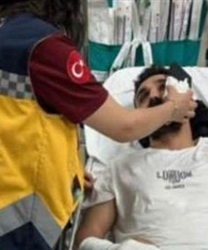 Kendisine ait kimlikle eşine işlem yapmayan doktoru darbetti
