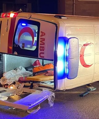 Otomobille hasta taşıyan ambulans çarpıştı: 5 yaralı