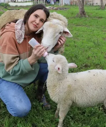 Acil serviste hastalara, çiftlikte hayvanlara şifa dağıtıyor