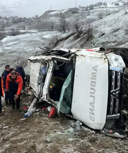 Ambulans uçuruma yuvarlandı! 1 ölü, 4 yaralı