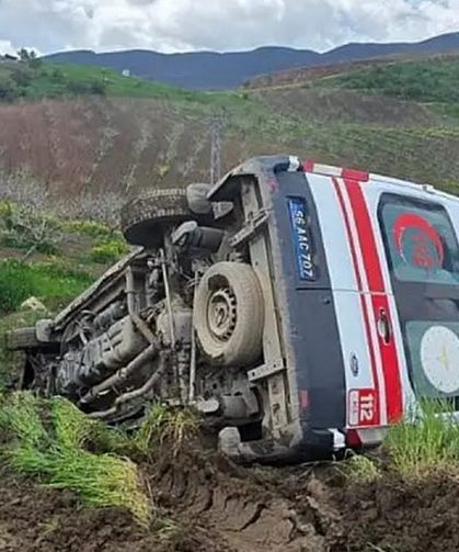 Ambulans şarampole devrildi: 3 sağlık personeli yaralandı