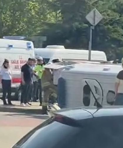 İstanbul Kağıthane'de Ambulans Kazası: Sağlık Ekibi ve Motosiklet Sürücüsü Yaralandı