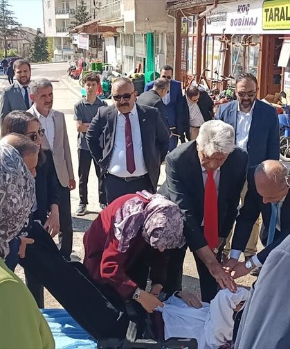 Konya'da Tören Sırasında Fenalaşan Öğrenciye Doktor Belediye Başkanı Müdahale Etti
