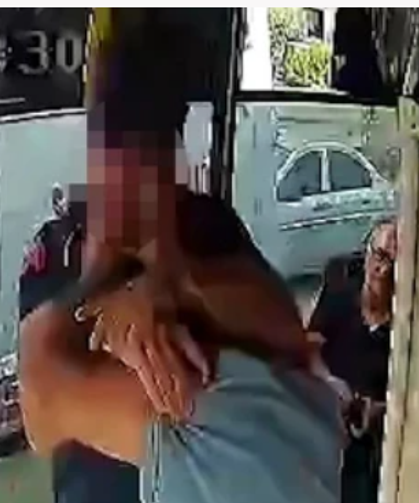 Yol verme kavgasında ambulans şoförü otobüse daldı