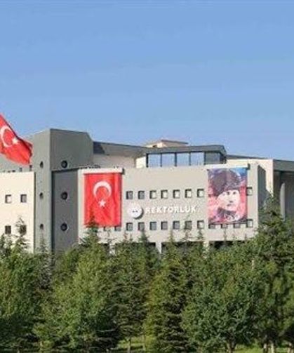 Bu Üniversitede Hocalar kantin, otopark ve kafeterya işletiyor.