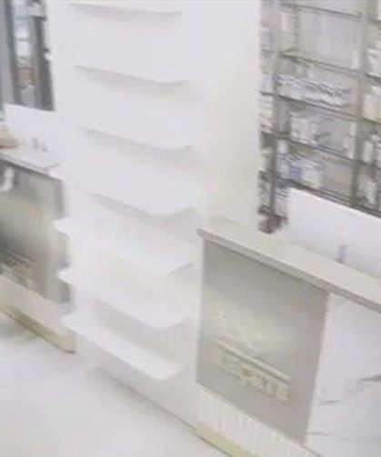 Eczanede 'etek altı' skandalı: Gizlice çekerken yakalandı