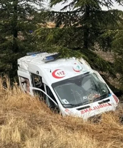 Hasta taşıyan ambulans kaza yaptı: 3 yaralı, 1'inin durumu ağır