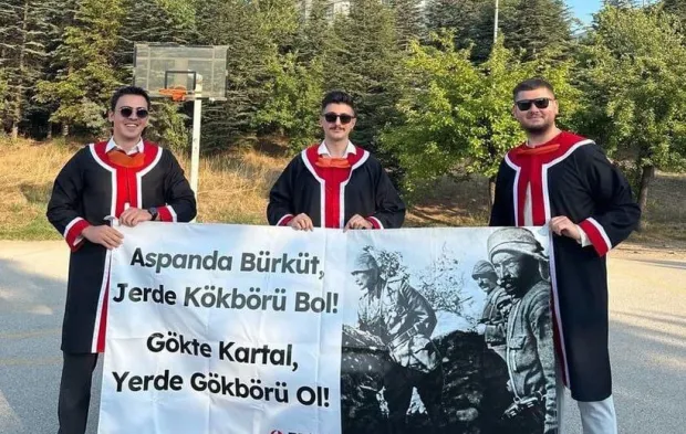 ODTÜ öğrencilerinin mezuniyet törenine yaratıcı pankartlar damga vurdu