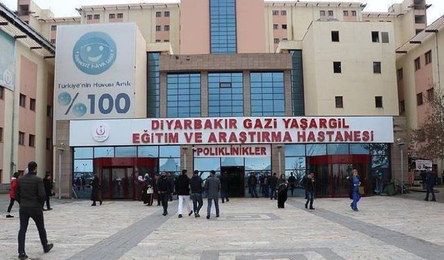 İzmir'de kongrede olan iki doktor, Diyarbakır'da iki sezaryene girdi