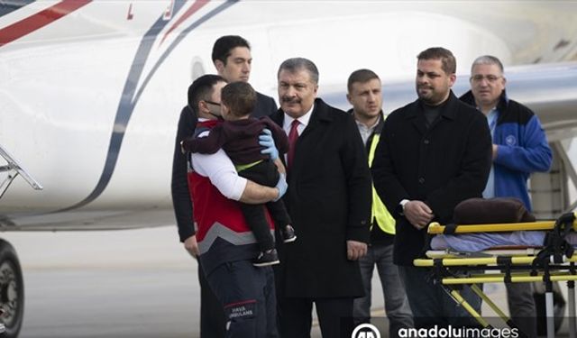 Bakan Koca,  Gazzeli çocukları karşıladı