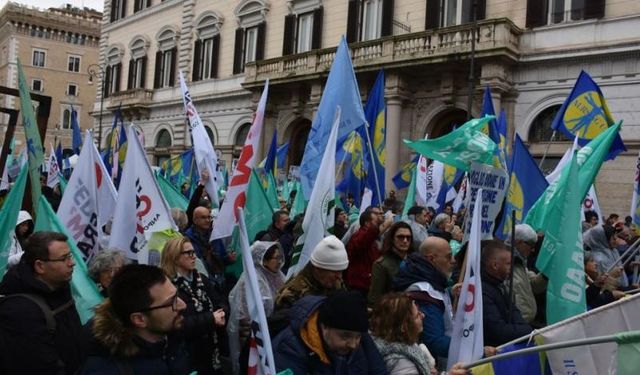İtalya'da doktorlar ve hemşireler greve gitti