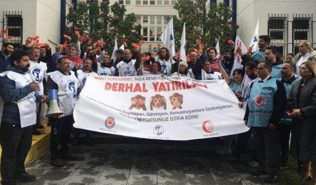 Sağlıkçılarından kırmızı kartlı protesto
