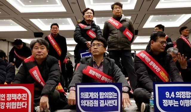Güney Kore Polisi  Tabipler birliğine baskın düzenlendi
