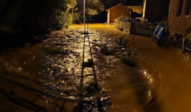 Çorum’u sel vurdu: ASM'nin duvarı yıkıldı, araçlar mahsur kaldı...