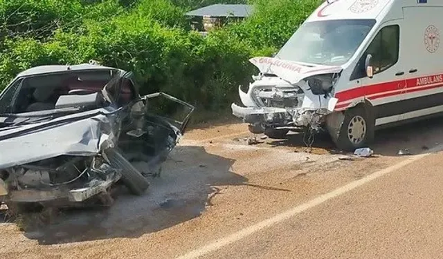 Ambulans ile otomobil çarpıştı: 1 ölü 3 yaralı