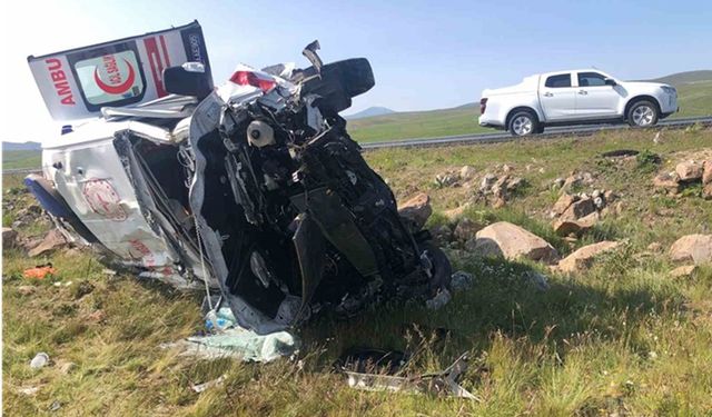 Feci Ambulans Kazası: Ekiptekiler Yaralandı