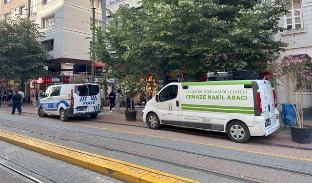 Emekli doktor evinde ölü bulundu