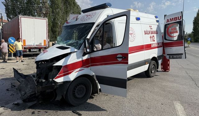 Tır ile ambulans çarpıştı: 3’ü sağlık çalışanı 5 yaralı
