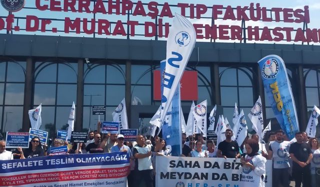 Sağlık Çalışanları Hastane Önüne Eylem Yaptı