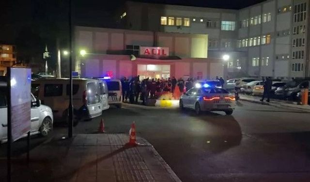  Hastane Acilinde Husumetli Akrabalar Kavga Etti: Bıçaklı Saldırıda Yaralılar Var