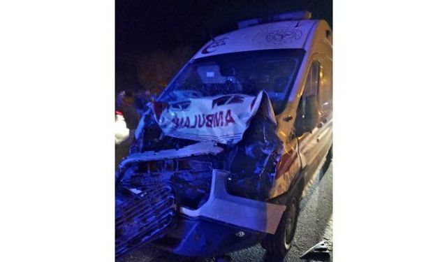 Ambulans mandaya çarptı: Sağlık ekipleri ölümden döndü!